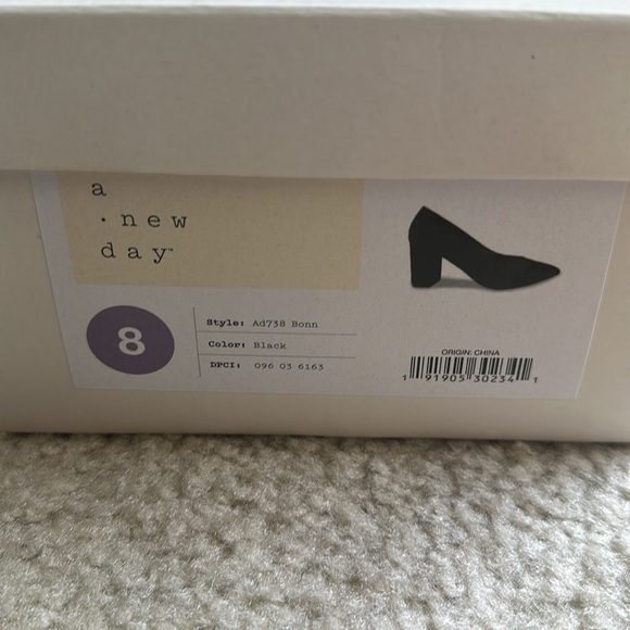 New in Box Black Suede Pumps size 8 - Picture 5 of 5